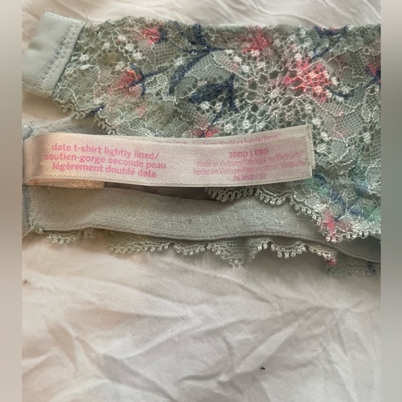 Miscellaneous and various pretty and practical bras with a camisole is included - Picture 6 of 11